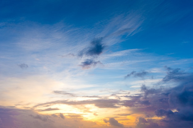 Kleurrijke zonsonderganghemel over rustige overzeese oppervlakte