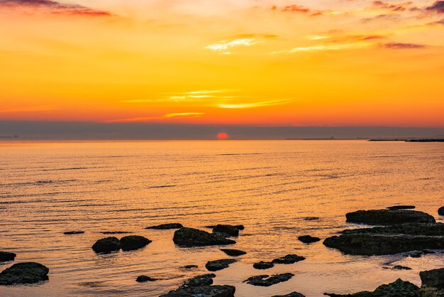 Kleurrijke zonsopgang aan de rotsachtige zeekust