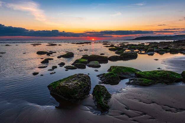 Kleurrijke zonsopgang aan de rotskust