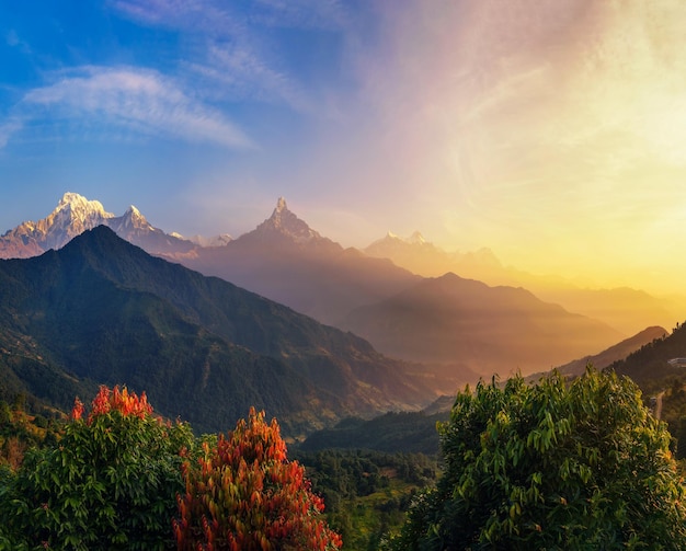 Kleurrijke zonsopgang boven de Himalaya-bergen in Nepal