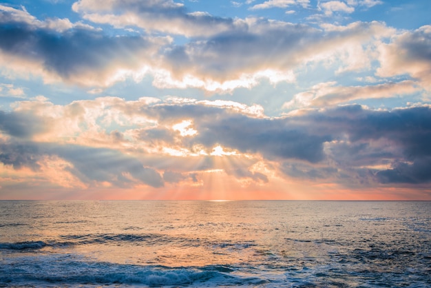 Kleurrijke zonsopgang boven de zee.