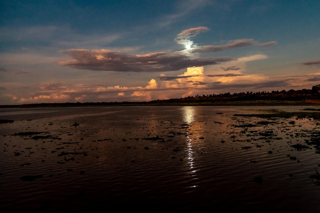 Kleurrijke zonsopgang boven het meer in de natuur