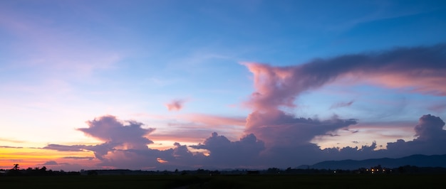 Kleurrijke zonsopgang met wolken