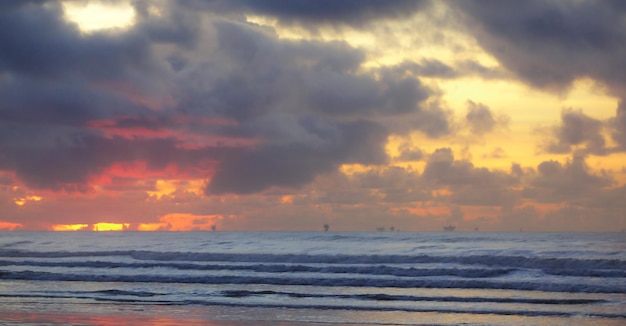 Kleurrijke zonsopgang reflecties strand ergens in Brazilië