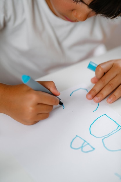 Foto kleuterjongen die brieven schrijft