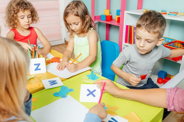 Kleuters leren Engels alfabet met behulp van kaarten