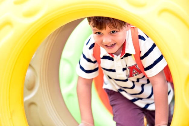 Kleuterschooljongen in de speelplaats