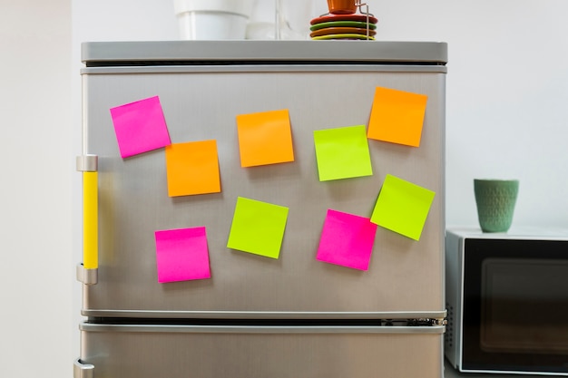 Foto kleverige notities op de koelkast