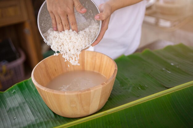 Kleverige rijst in stomer voorbereiden om te koken Kleefrijst met mangokleefrijst ten noordoosten van thailand