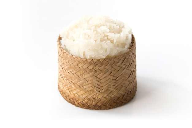 Kleverige rijst, Thaise kleverige rijst in een doos van de bamboe houten oude stijl die op witte achtergrond wordt geïsoleerd