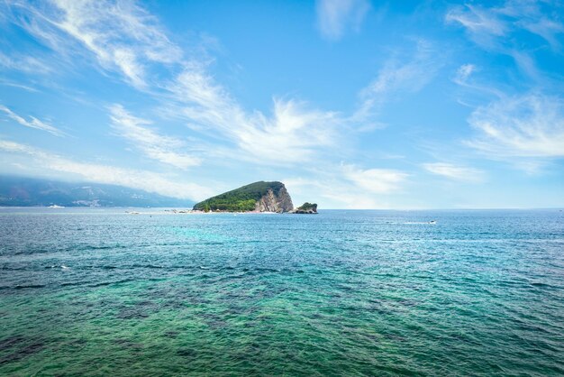 Klif in de zee bij Budva, Montenegro