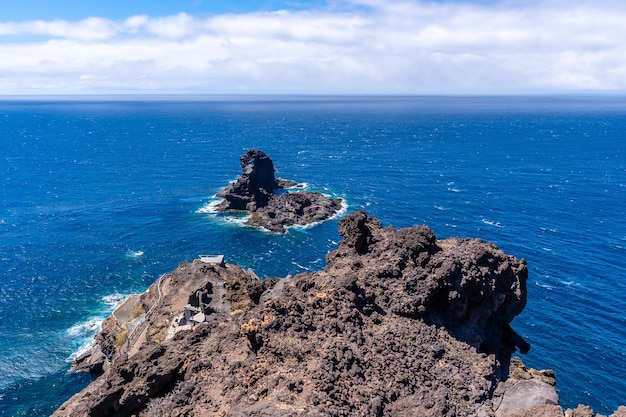 Klif op de afdaling naar het zwarte zandstrand van Bujaren, ten noorden van het eiland La Palma, Canarische Eilanden. Spanje