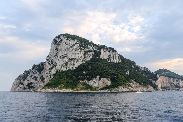 Klif op het eiland Capri in Napels, Italië