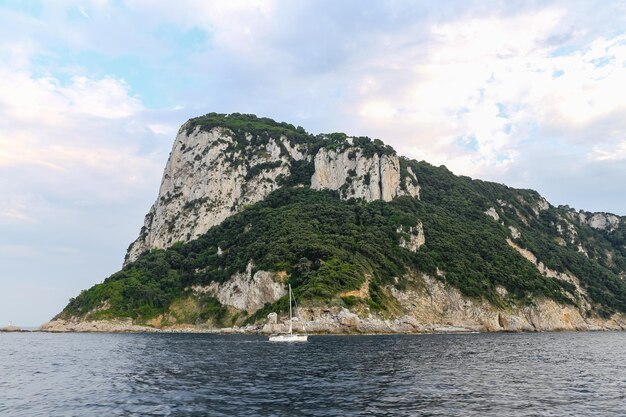 Klif op het eiland Capri in Napels, Italië