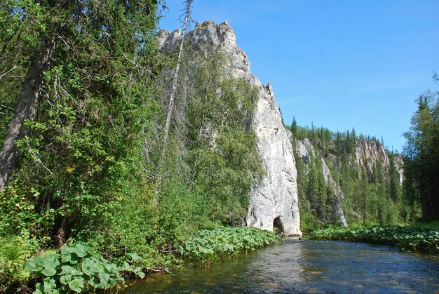 Kliffen aan de oevers van de rivier