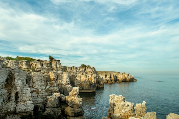 Kliffen en kliffen aan de kust van de Zwarte Zee op een dag met een heldere en bewolkte lucht