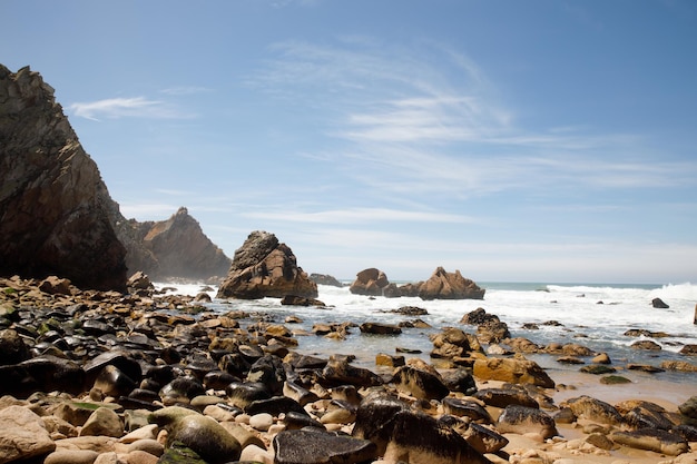 Kliffen en rotsen aan de kust van de Atlantische Oceaan - Praia da Ursa-strand, Portugal.