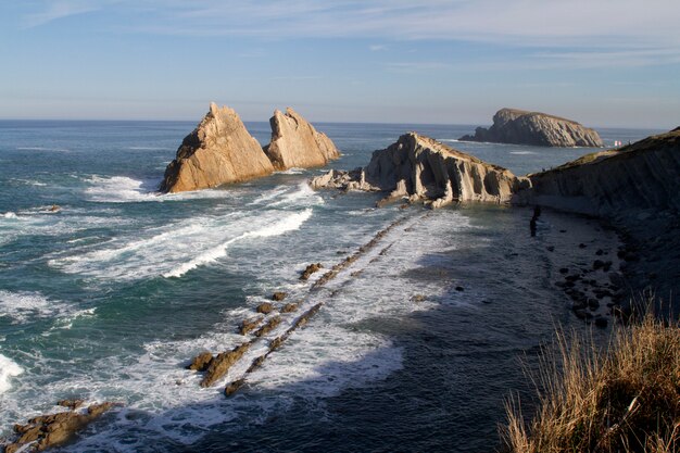 Kliffen en strand aan de noordelijke Cantabrische kust van Spanje