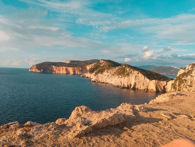 Kliffen in de buurt van zee bij zonsondergang Griekenland Lefkas eiland