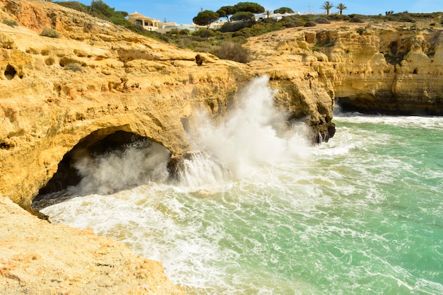 Kliffen inBenagil, dorp van de Portugese Algarve