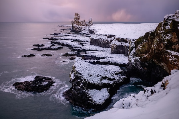 Foto kliffen van londrangar, ijsland