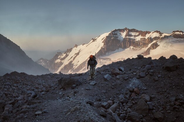 Klimmen Kazbek Georgië mannelijke klimmer ga naar de top Aard van de Kaukasische bergen Berg Kazbek alpinist expeditie