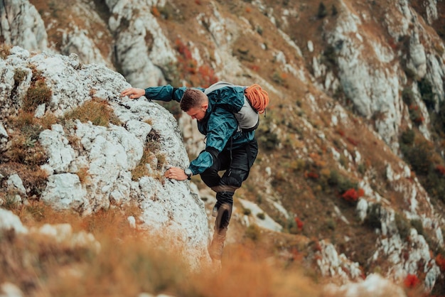 Klimmer die een moeilijke klimroute op de rotsberg overwint Avontuur extreme sport buiten