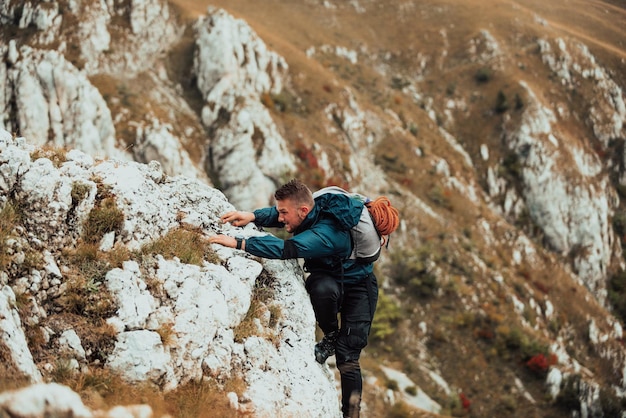 Klimmer die een moeilijke klimroute op de rotsberg overwint Avontuur extreme sport buiten