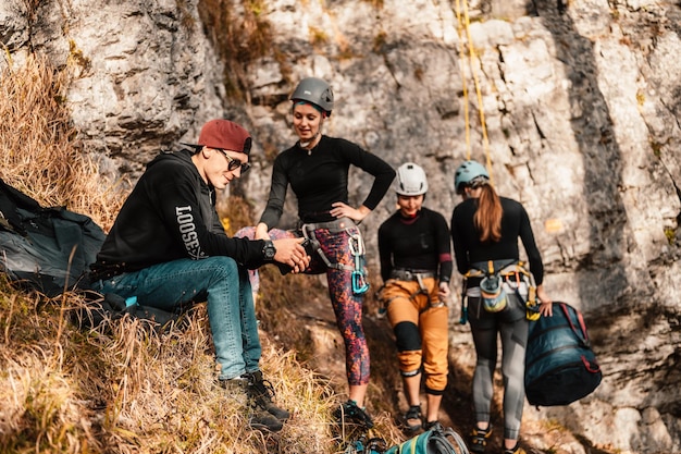 Klimmer dragen in klimuitrusting Rotsklimmen beoefenen op een rotswand Klimsport en boulderen concept bergbeklimmer klimt op een rotswand