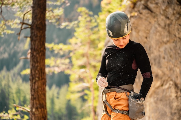 Klimmer dragen in klimuitrusting Rotsklimmen beoefenen op een rotswand Klimsport en boulderen concept bergbeklimmer klimt op een rotswand