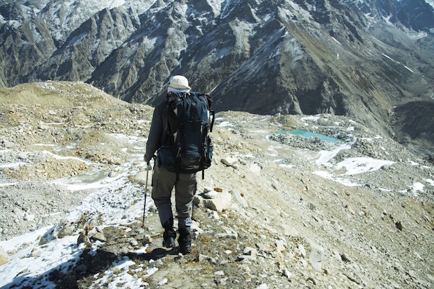 Klimmer gaat langs morane in de Himalaya-berg