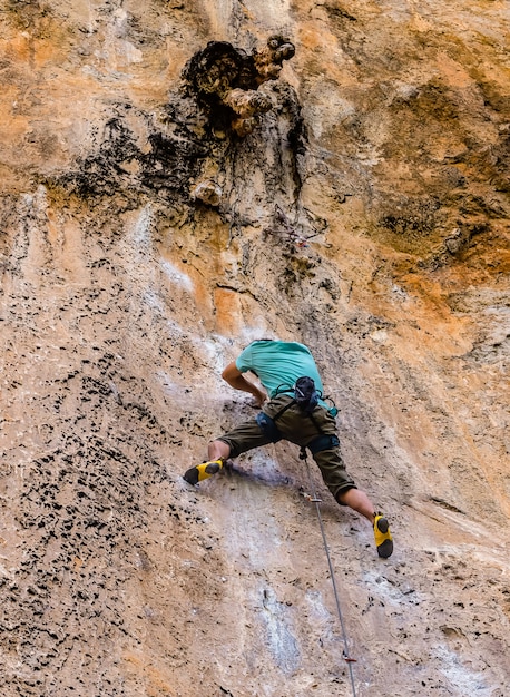 Klimsporten zijn erg populair voor toeristen op railay island, krabi, thailand