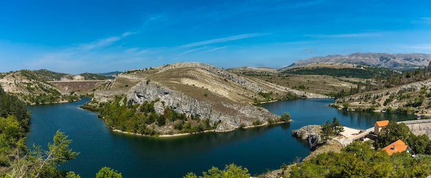 Lago klinje vicino a gacko in bosnia ed erzegovina