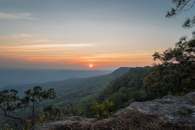 Klip met licht van de zonsondergang, Phukradueng Thailand