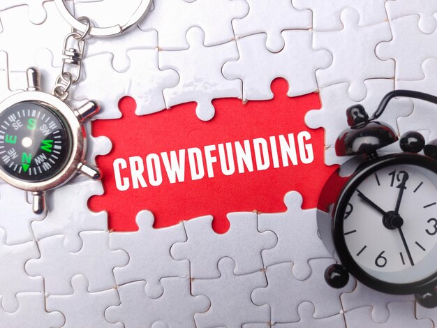 Klok en kompas met het woord CROWDFUNDING