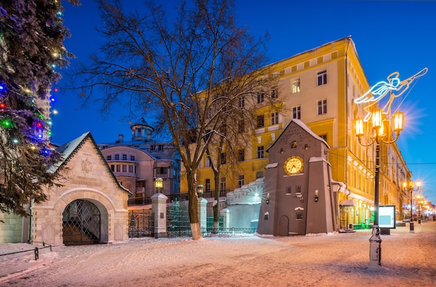 Klok op Bolshaya Pokrovskaya Street in Nizhny Novgorod