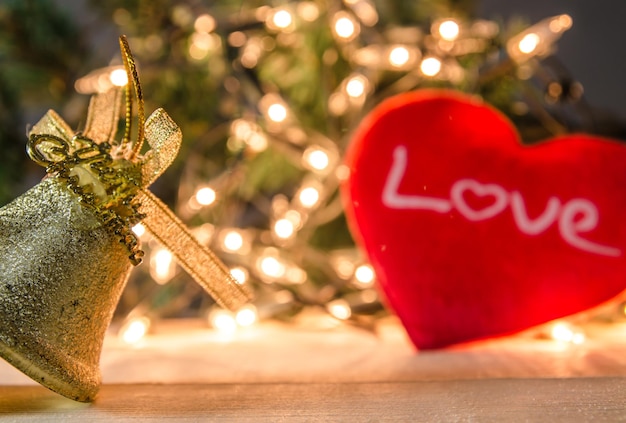 Foto klokken en hartvorm tegenover verlichte kerstversieringen