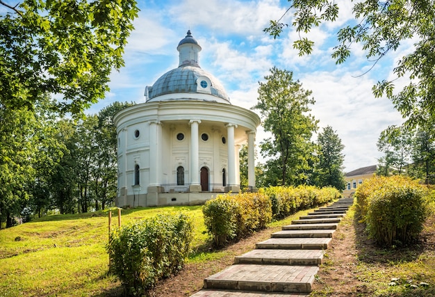 Klokkenmuseum in de stad Valdai en een trap te midden van de zonnestralen in een groen park