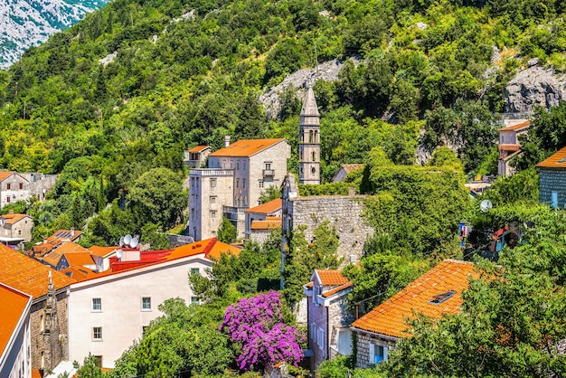 Klokkentoren en huizen in de bergen van Perast, Montenegro