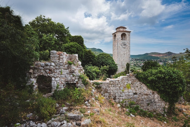 Klokkentoren en ruïnes van Old Bar Montenegro