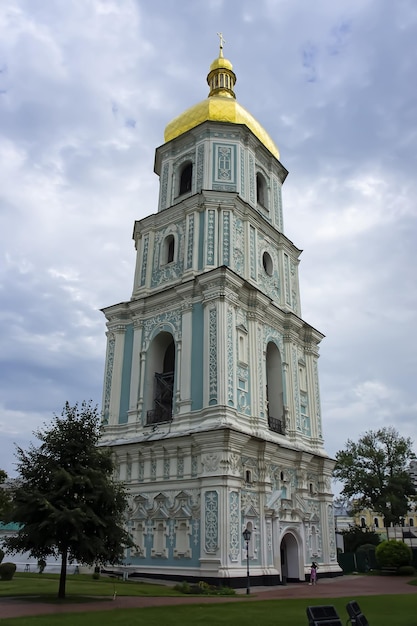 Klokkentoren en Saint Sophia's Cathedral shot schemering Kiev Oekraïne Kievan Rus Symbool van de christelijke Oekraïens-Orthodoxe Kerk