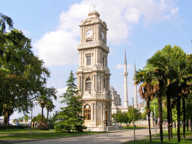 Klokkentoren op het grondgebied van het Dolmabahce-paleis in Istanboel.