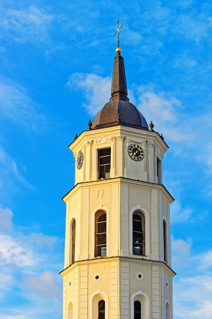 Klokkentoren op het Kathedraalplein in de oude stad, Vilnius, Litouwen.