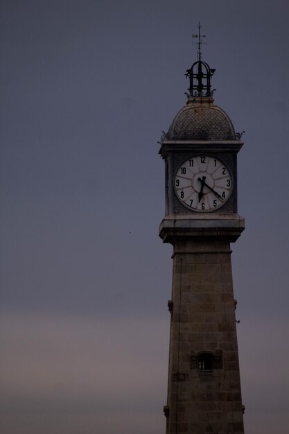 Foto klokkentoren tegen de hemel