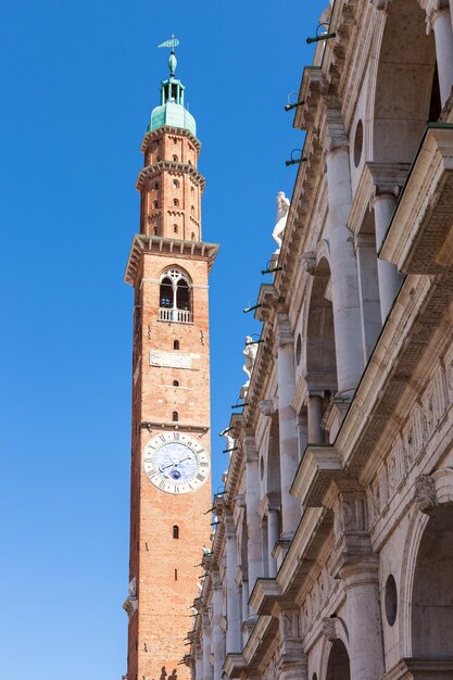 Klokkentoren torre della bissara in de stad vicenza