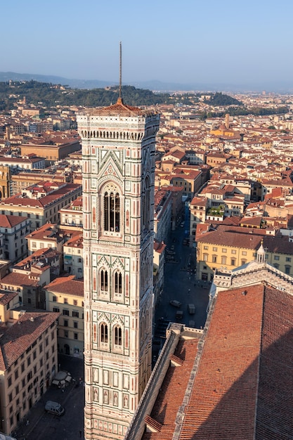 Klokkentoren van de Cattedrale di Santa Maria del Fiore en betegelde daken van de middeleeuwse stad Florence Italië