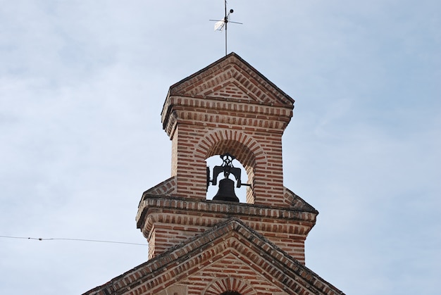 Klokkentoren van de kapel met bel, kruis en vaan