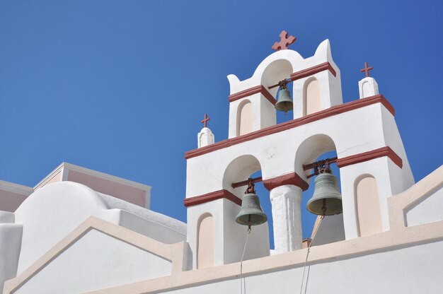 Klokkentoren van de kerk op het Griekse eiland
