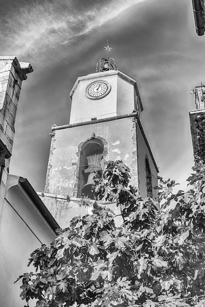 Klokkentoren van de kerk van notre dame sainttropez cote d'azur frankrijk