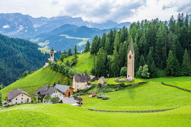 Klokkentoren van de oude kerk van Saint Genesio in La Val, Val Badia, in het hart van de Dolomieten